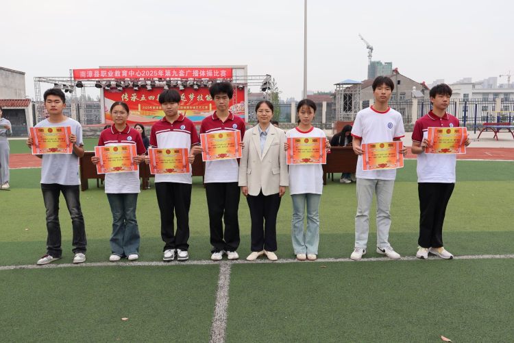 3纪委书记汪莉同志为获奖班级颁奖