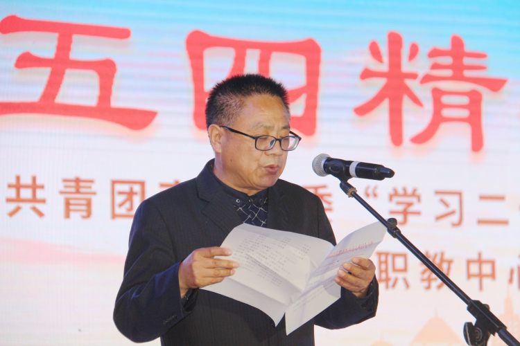 职教中心党委书记杨昌文宣读表彰文件