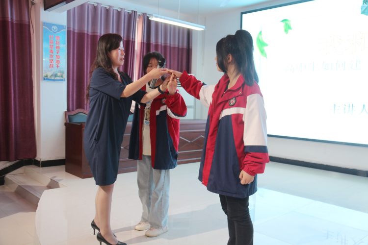 陈钰老师与学生互动