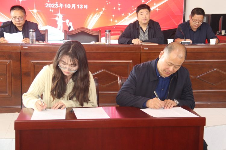 中心主任刘国旺与教师代表签订师德责任承诺书