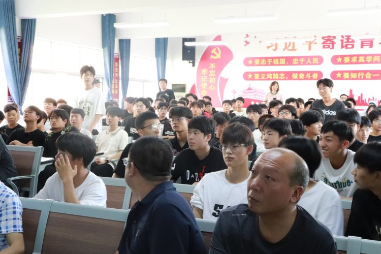 学生踊跃与医生互动 学生踊跃与医生互动