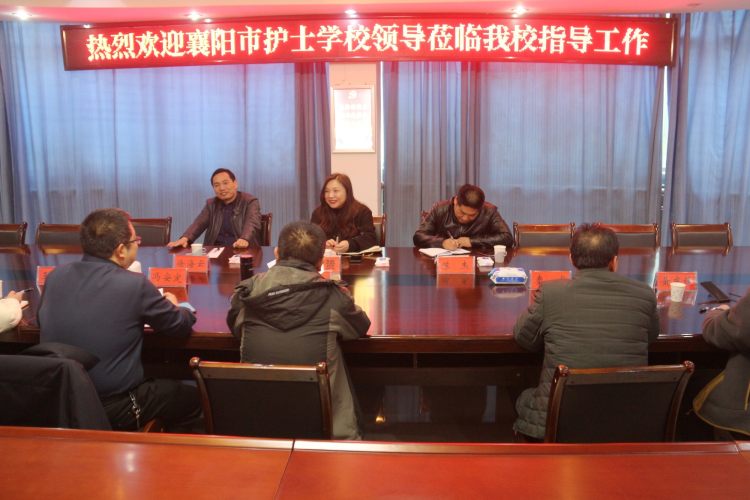 召开座谈会