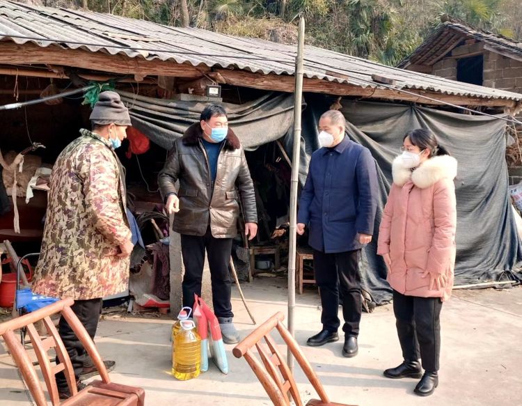 县职教中心主任刘国旺、纪委书记汪莉走访慰问困难群众