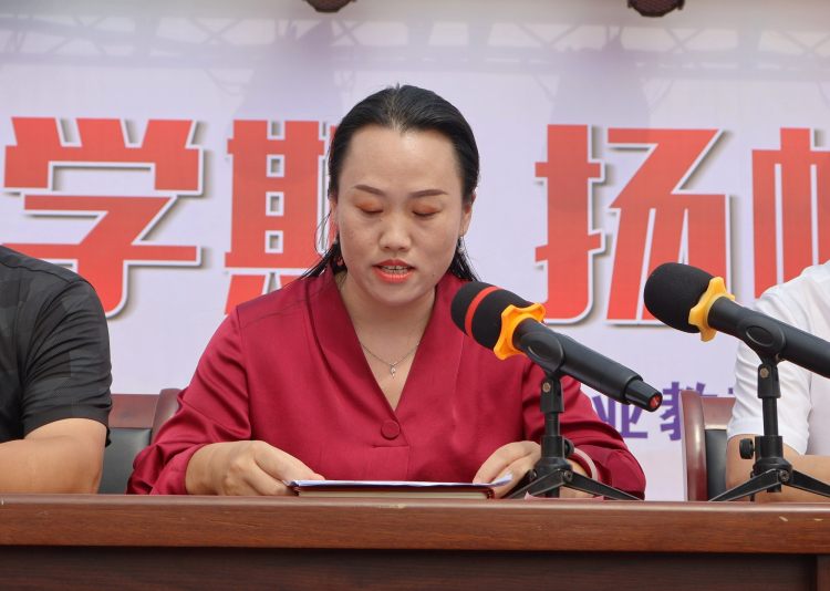 党委书记朱显兰同志主持活动