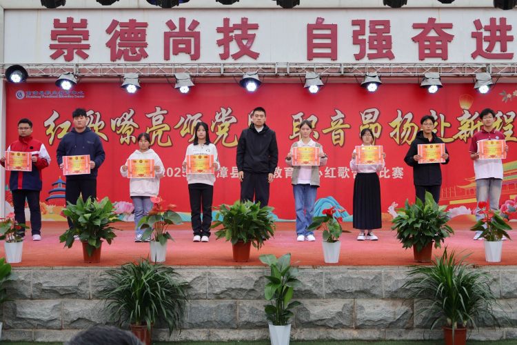 调整大小 21中心副主任颜赛同志为三等奖获奖班级颁奖