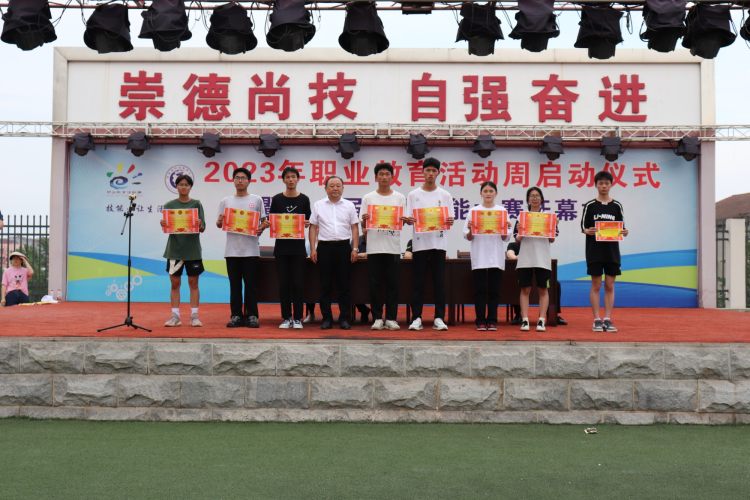 中心副主任王德涛为获得三等奖班级颁奖