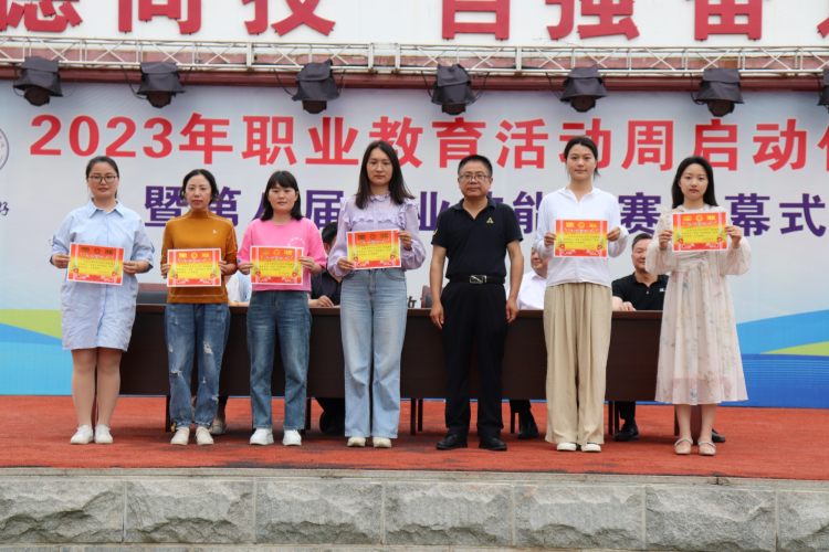 党委书记杨昌文为“优秀领队”颁奖