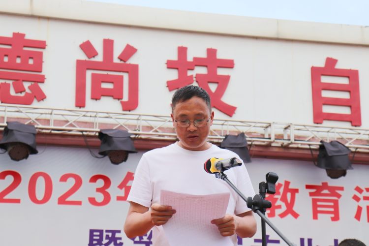 总裁判长张海军宣布比赛成绩