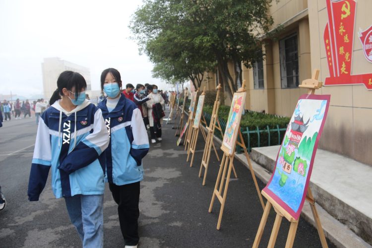 学生观看书画展 (1)