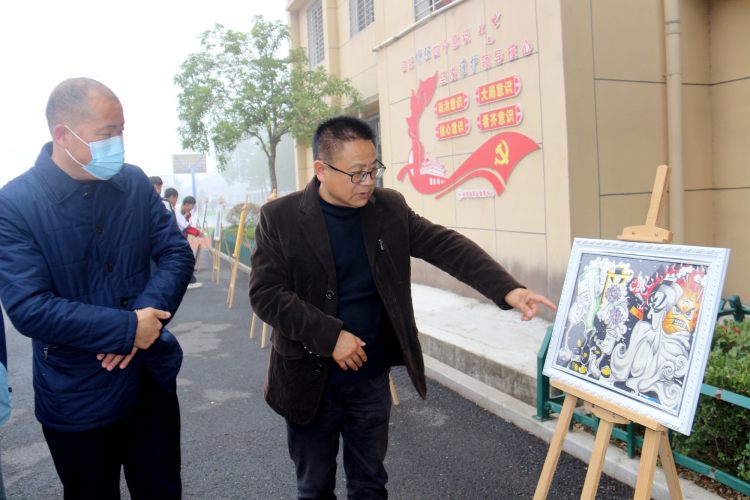 县职教中心主任刘国旺、党委书记杨昌文观看书画展