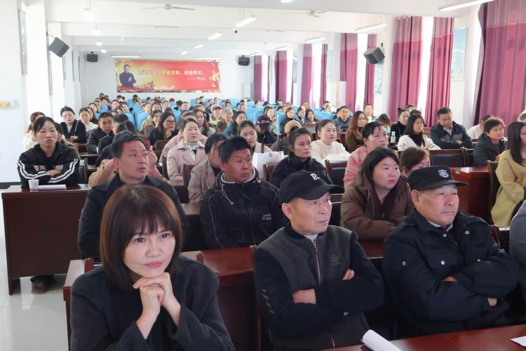 调整大小 6参训家长认真聆听培训会1