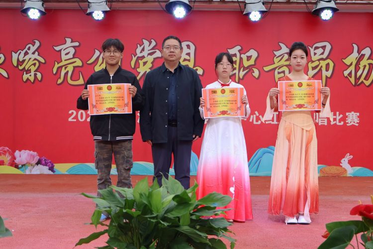 调整大小 19中心副主任冯安定同志为一等奖获奖班级颁奖